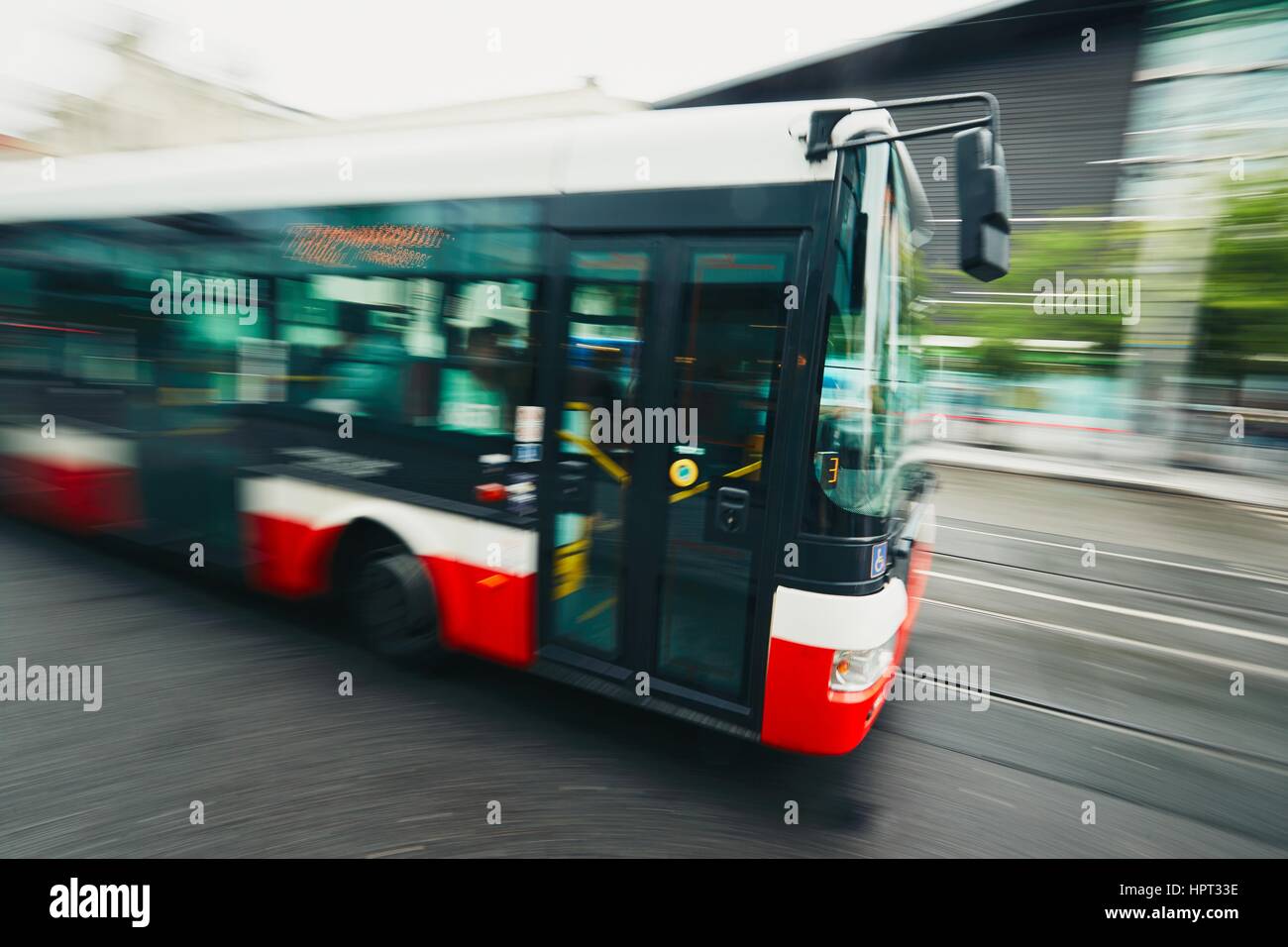 Alltag in der Stadt. Bus des öffentlichen Verkehrs auf der Straße - Bewegungsunschärfe Stockfoto