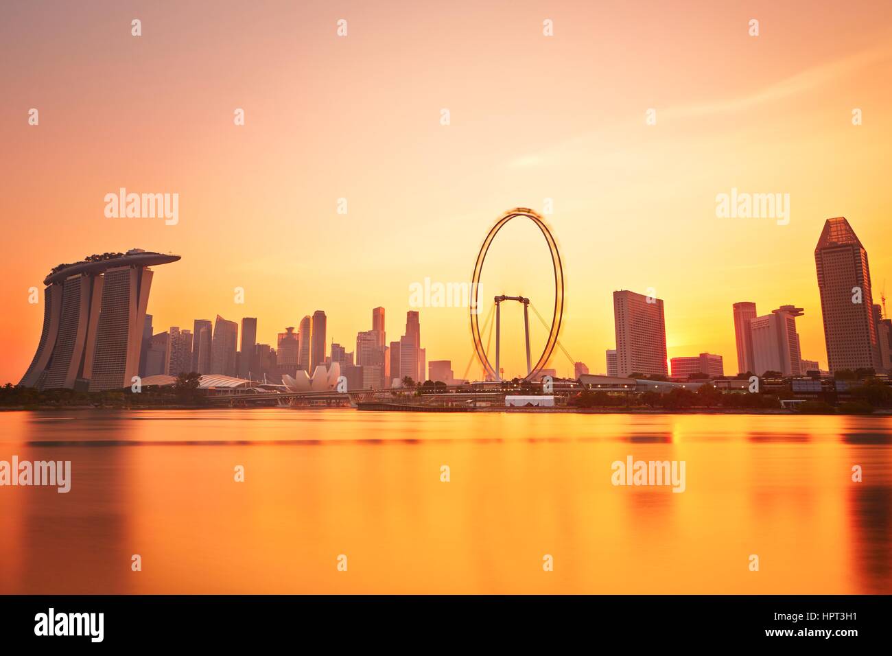 Wolkenkratzer von Singapur auf den wunderschönen Sonnenuntergang. Stockfoto