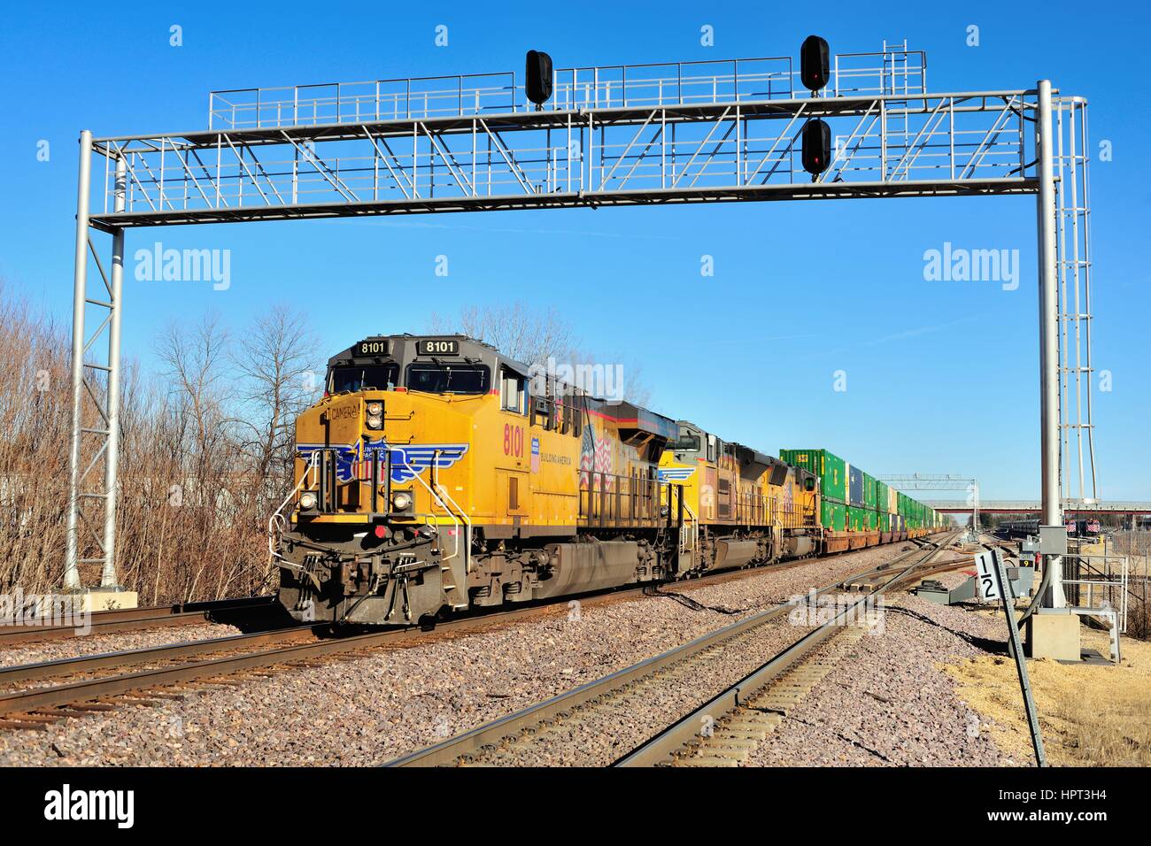 Durch drei Lokomotive Einheiten führen, eine Richtung Westen Union Pacific unit train von containerisierte Fracht aus Chicago. Elburn, Illinois, USA. Stockfoto
