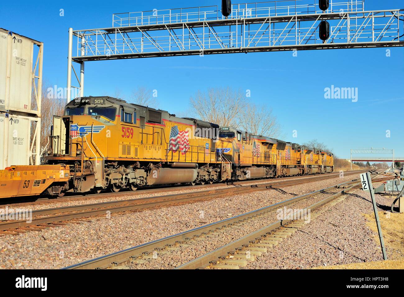 Unter der Leitung von fünf Lokomotive Einheiten, eine eastbound Union Pacific unit train von containerisierte Fracht für Chicago bestimmt. Elburn, Illinois USA. Stockfoto