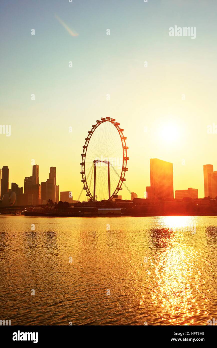 Skyline von Singapur bei Sonnenuntergang. Stockfoto