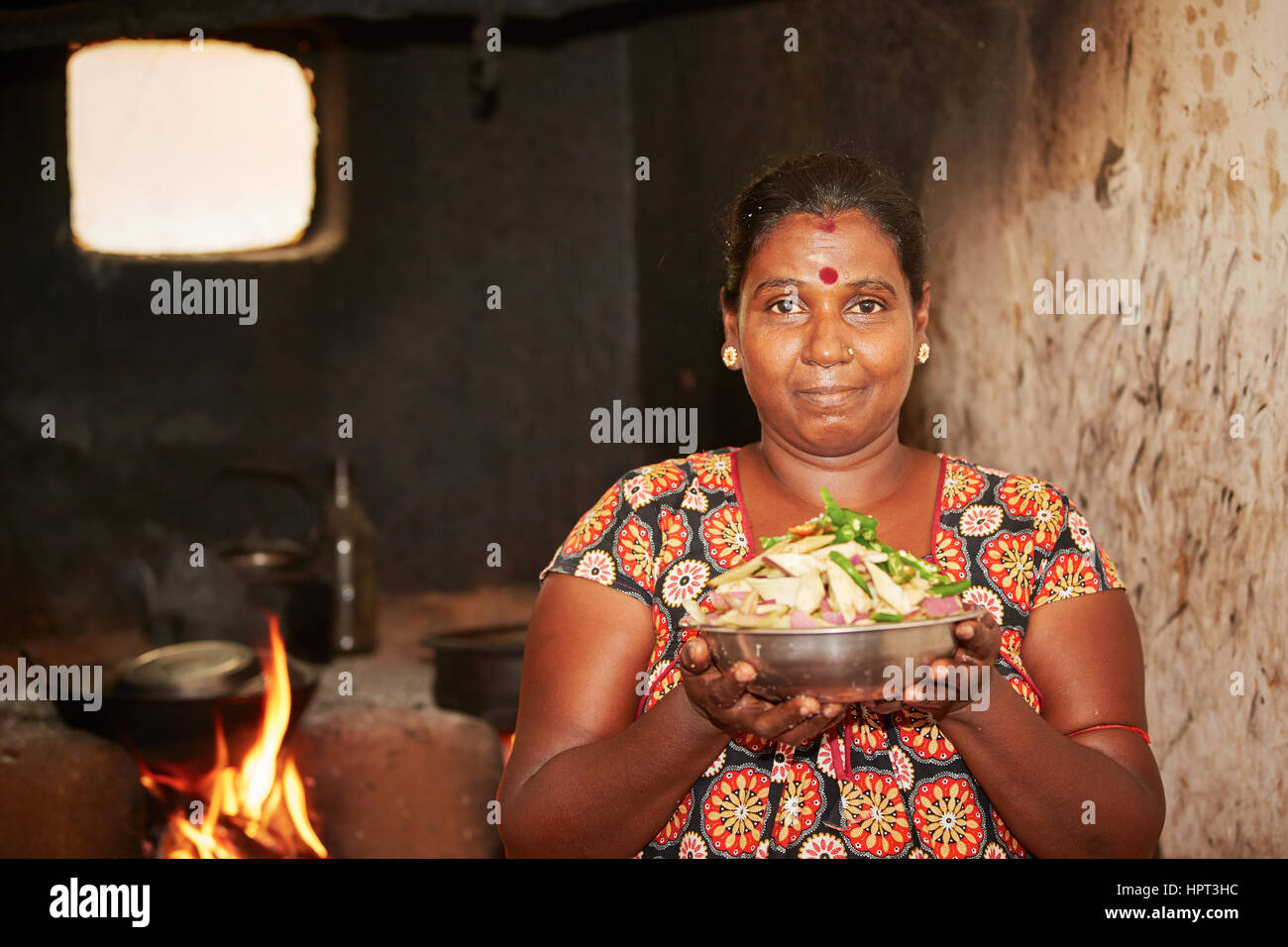Frau ist Vorbereitung Essen im alten Küche - Armut leben im Dorf in Sri Lanka Stockfoto