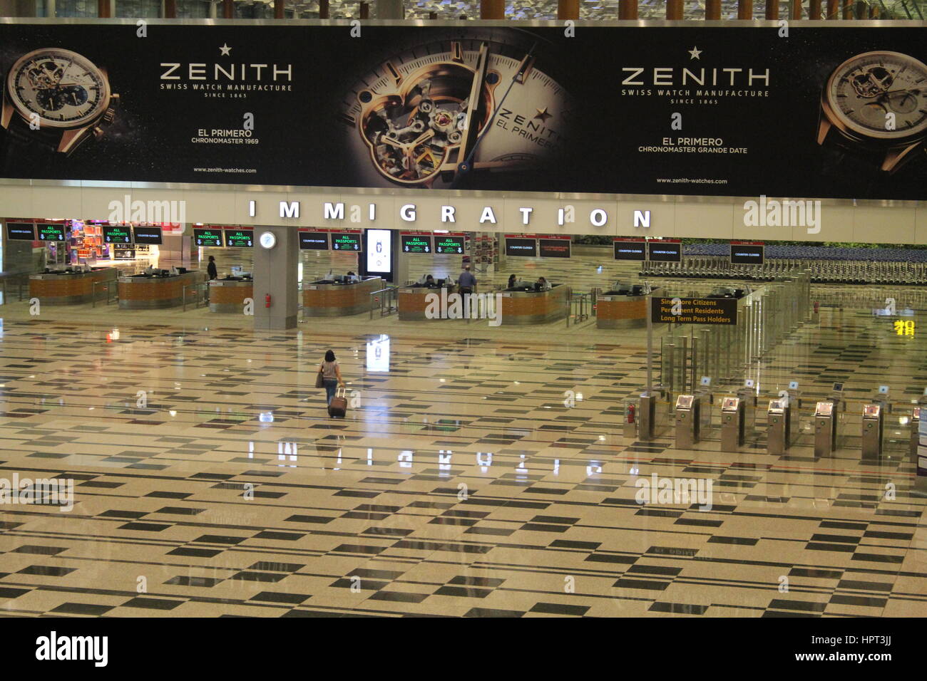Einwanderung-Schalter im Flughafen Singapur Changi Stockfoto