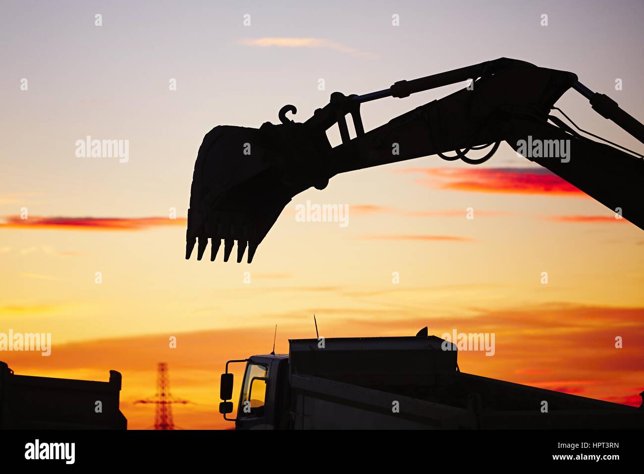 Silhouette der Bagger in der Baustelle Stockfotografie - Alamy