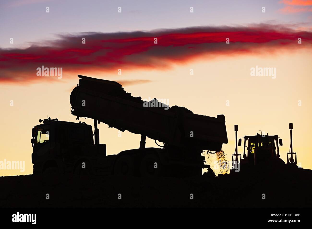 Silhouette des LKW an der Baustelle Stockfoto
