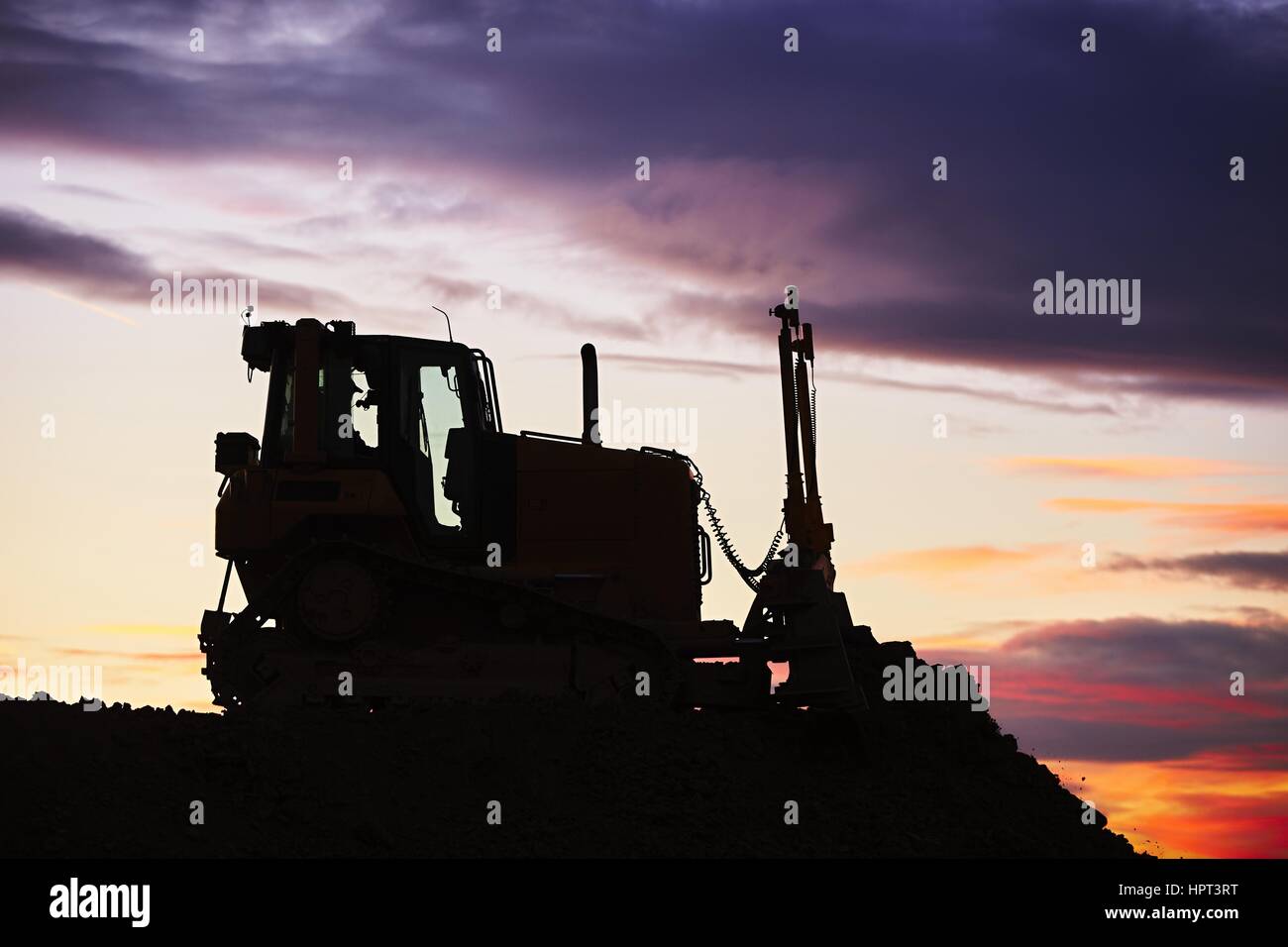 Silhouette der Bulldozer in der Baustelle Stockfoto