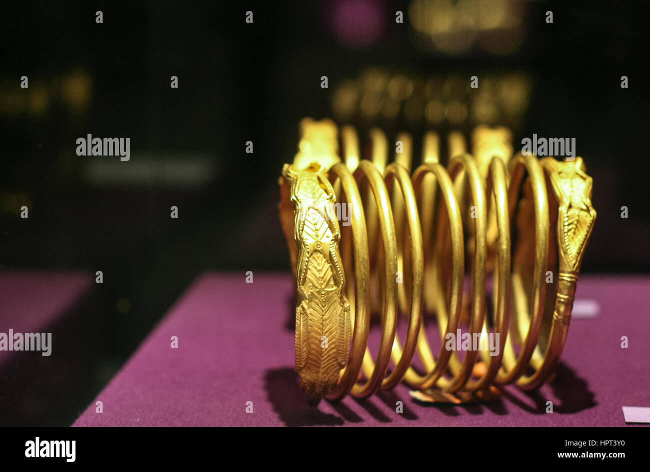 Bukarest, Rumänien, 22. Juli 2009: Dacian gold schlangenförmigen Armband  ist im National History Museum des rumänischen angezeigt Stockfotografie -  Alamy