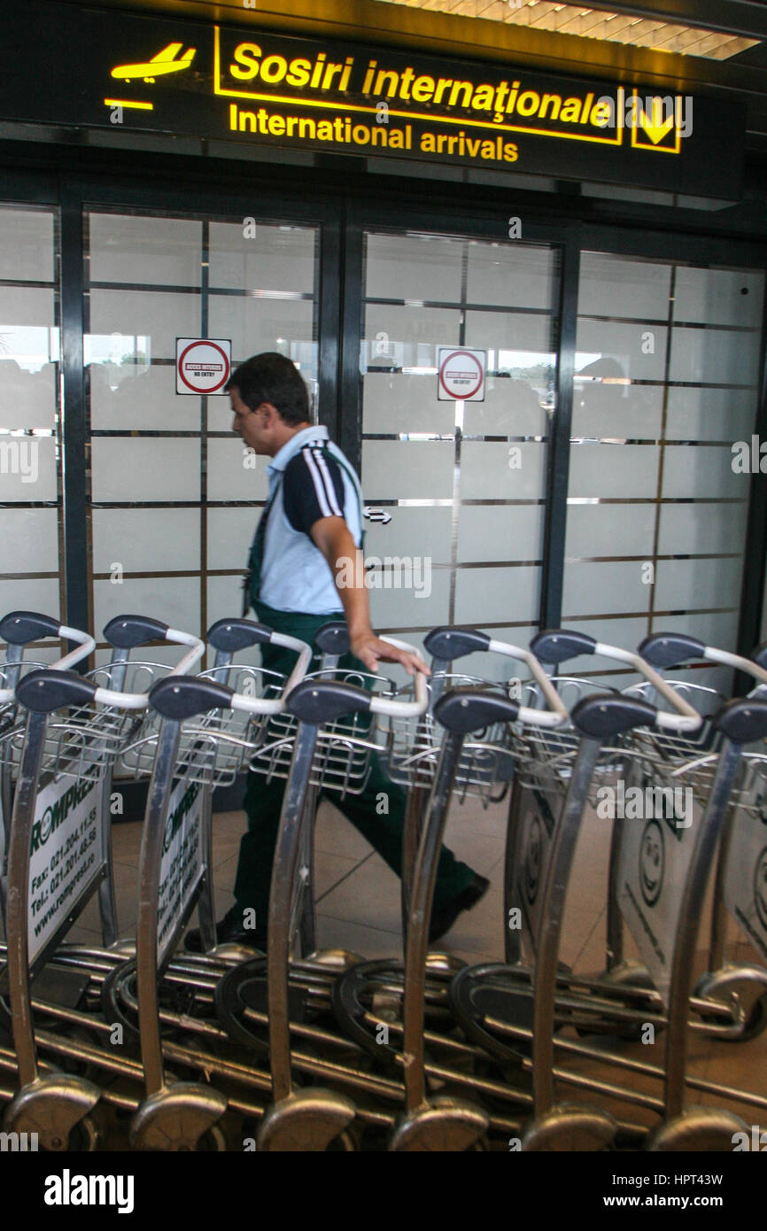 Bukarest, Rumänien, 14. August 2009: Menschen sind Ausfahrt auf der internationalen Ankunftshalle am Henry Coanda Flughafen. Stockfoto