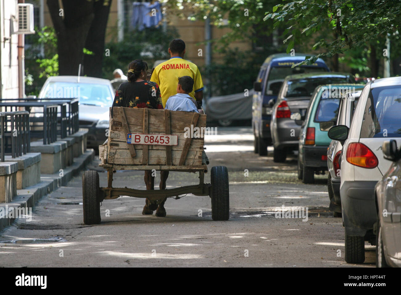 Bukarest, Rumänien, 14. Juli 2009: Ein Cart, angetrieben von einer Zigeunerfamilie ist siehe auf einer Straße in Bukarest. Stockfoto
