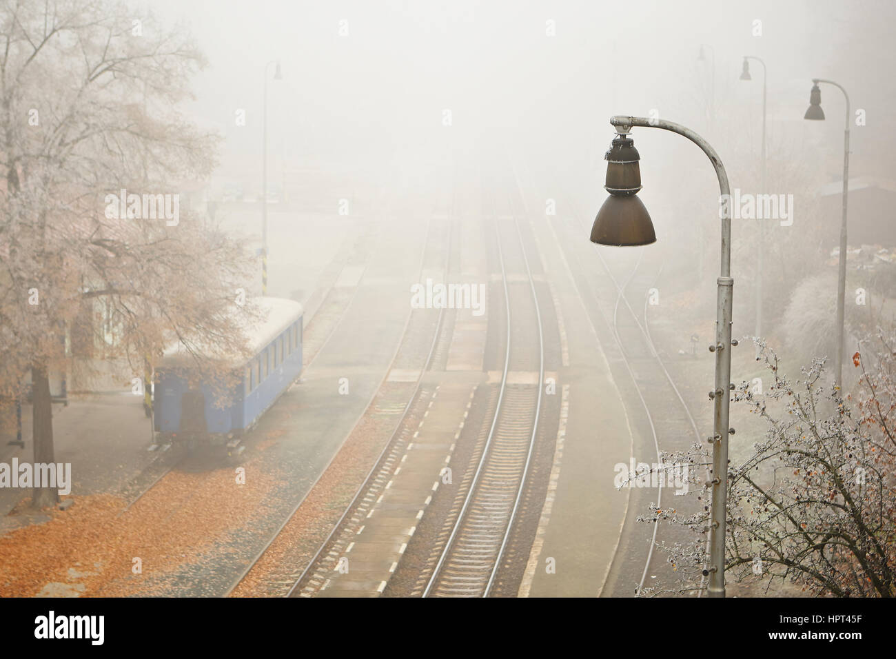 Alter Bahnhof in dichtem Nebel, Prag, Tschechische Republik Stockfoto