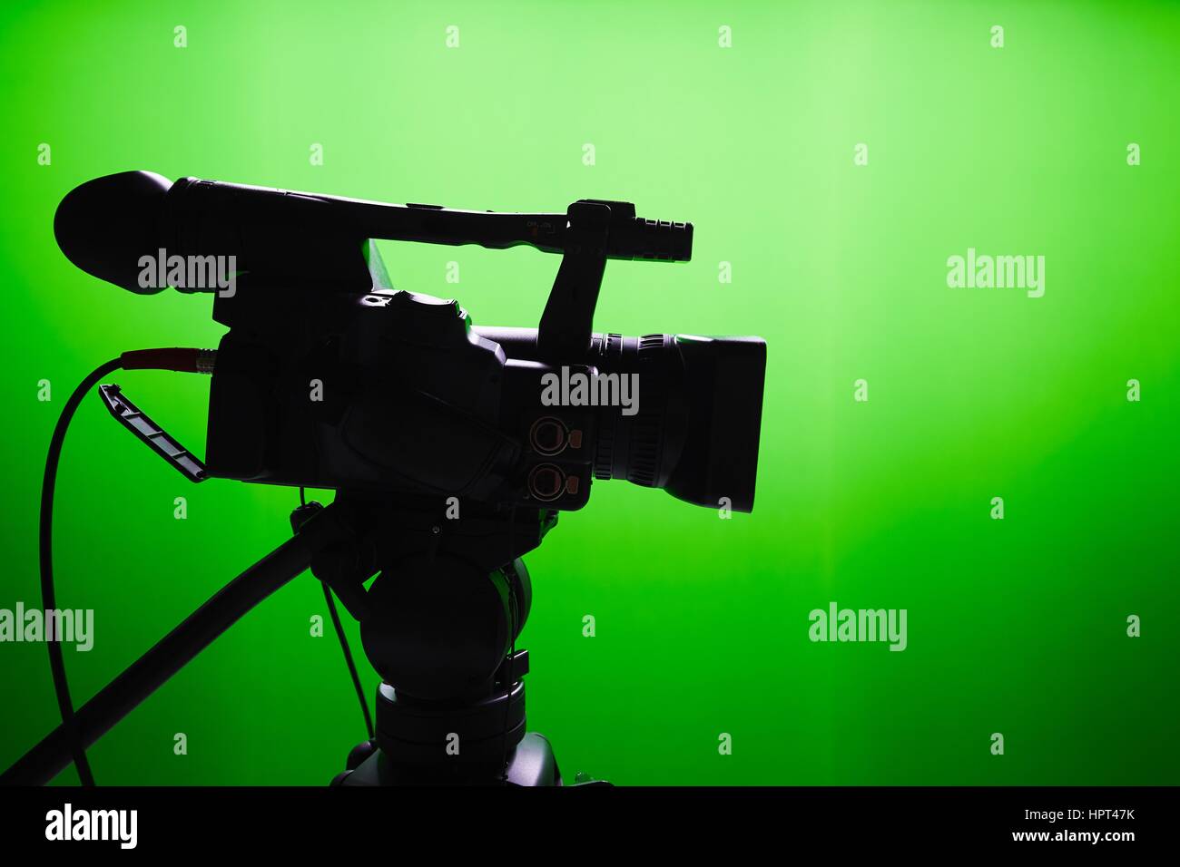 Silhouette der digitalen Videokamera vor dem green screen Stockfoto