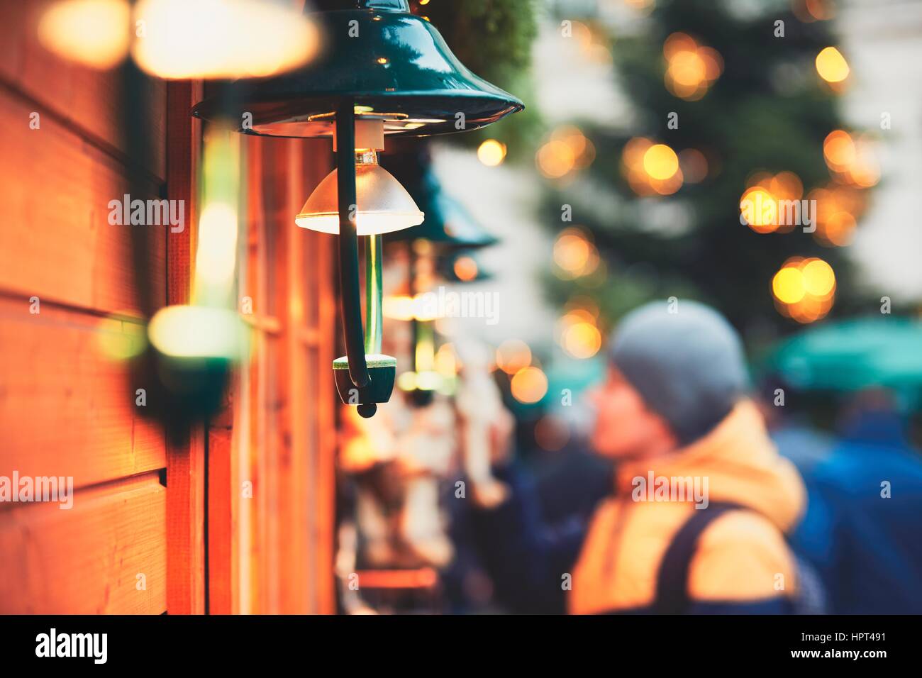 Junger Mann auf Weihnachtsmarkt, Wien, Österreich Stockfoto