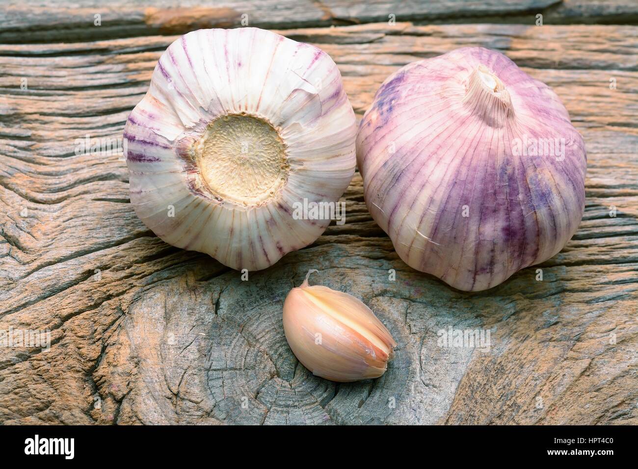 Knoblauchzehen auf Holz Vintage-Hintergrund. Stockfoto