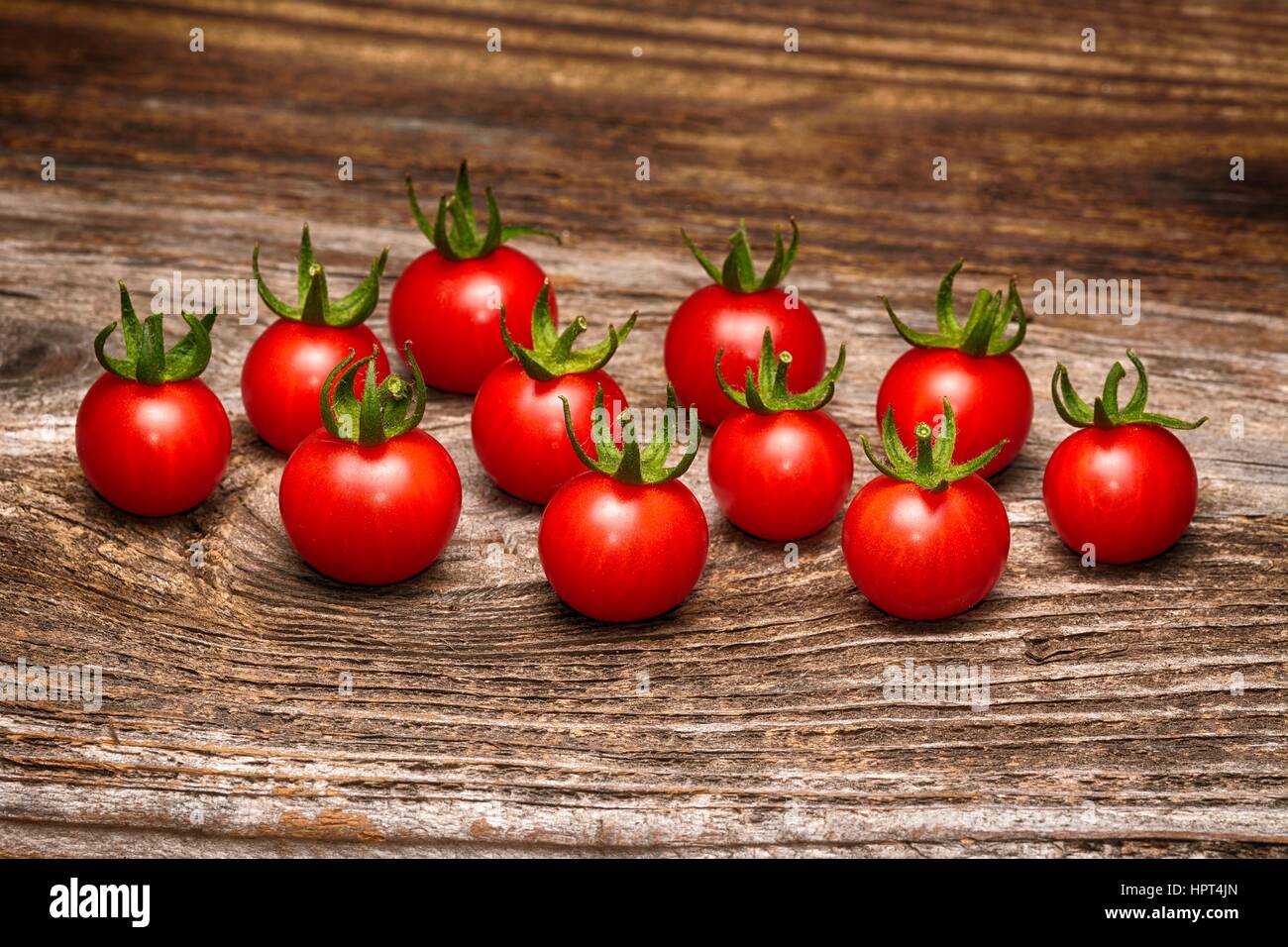 Nahaufnahme von frische, reife Tomaten auf Holz Stockfoto