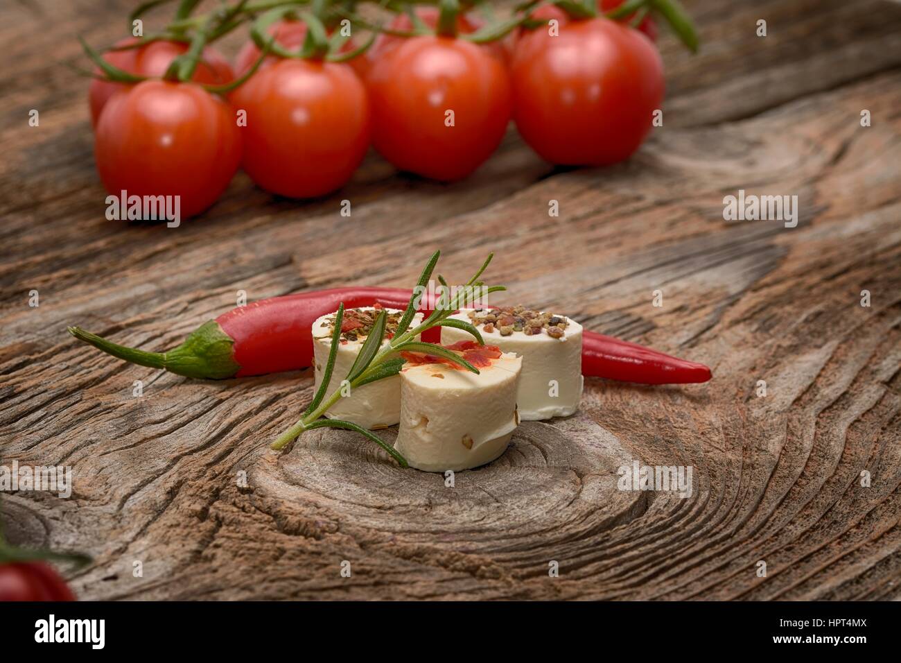 Bruschetta mit gerösteten Paprika, Ziegenkäse, Knoblauch und Kräutern Stockfoto