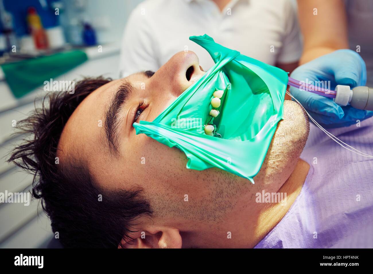 Zahnarztpraxis - junger Mann in den Zahnarztstuhl Stockfoto