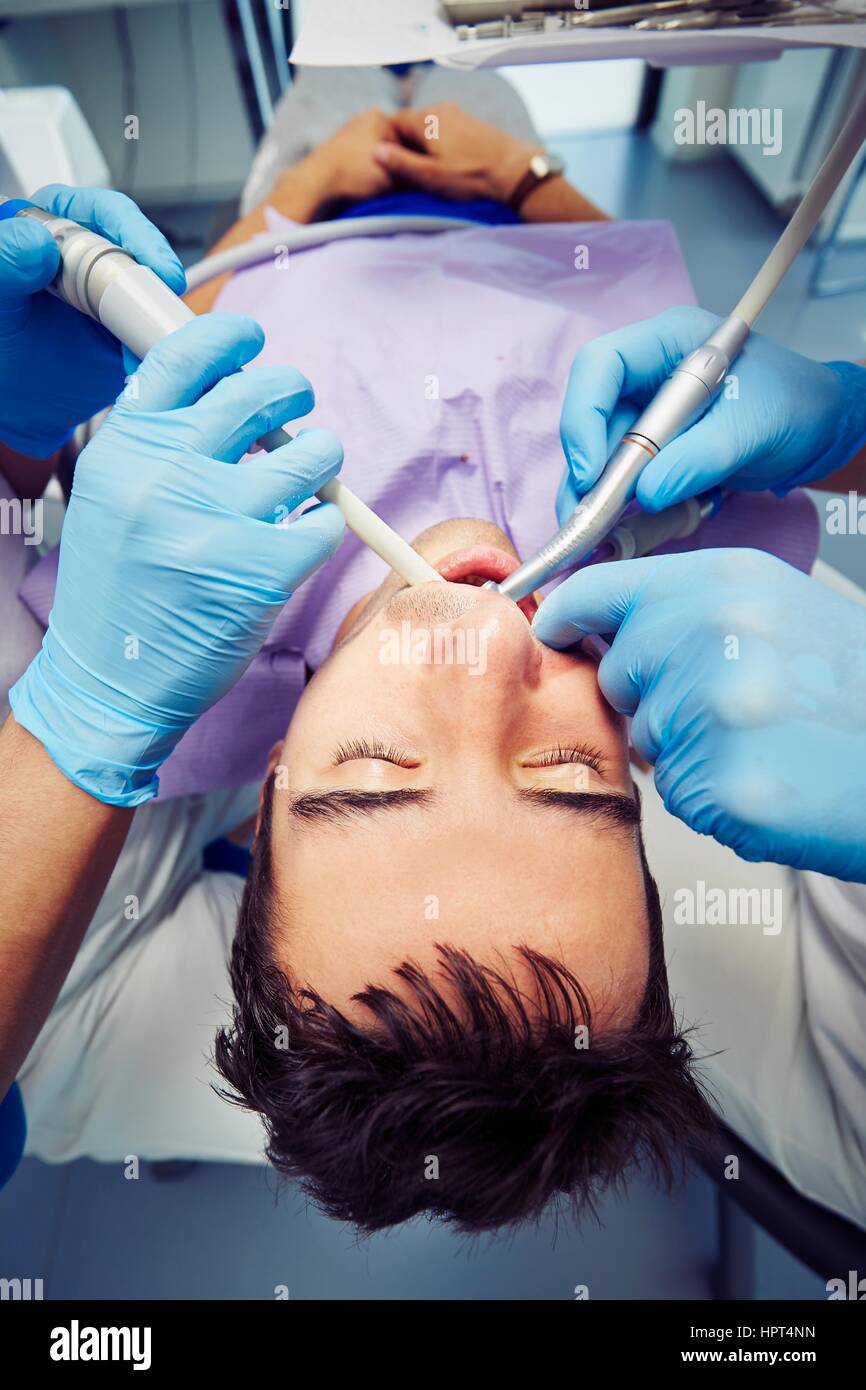 Zahnarztpraxis - junger Mann in den Zahnarztstuhl Stockfoto