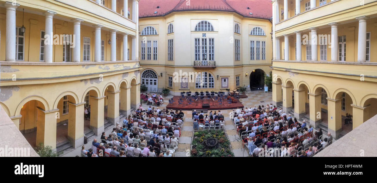 Zuschauer warten auf den Beginn des Sommer Abend Open-Air-Konzert auf dem Hof von der Pest County Hall in Budapest, Ungarn. Stockfoto