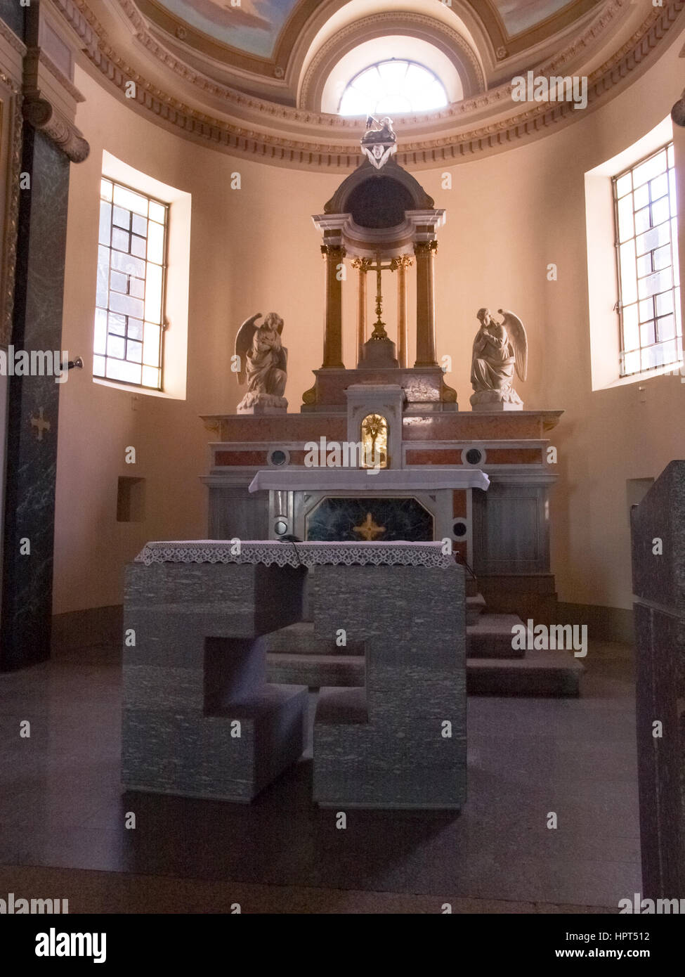 Bedretto, Schweiz - 11. März 2016: die Pfarrei Kirche der Heiligen Makkabäer zeigt einen achteckigen Grundriss mit einem halbrunden Chor. Das Kirchenschiff wird von gekrönt. Stockfoto