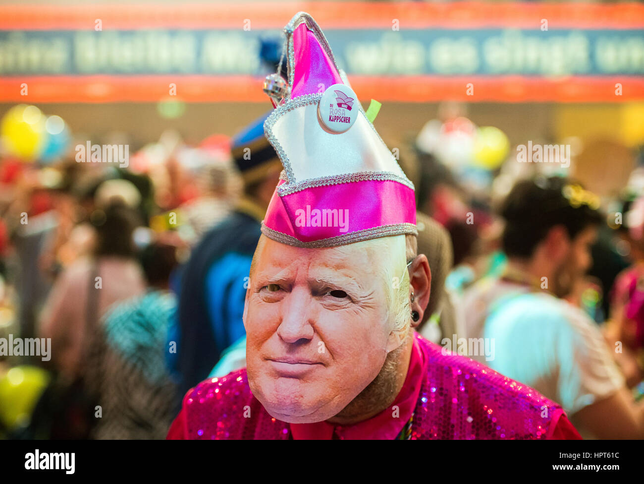 Ein Mann trägt eine Maske von US-Präsident Trump während der Generalprobe  für die Karneval-TV-Show "Mainz Bleibt Mainz, Wie es Sings Und Lacht"  (lit.) "Mainz bleibt Mainz, wie es singt und lacht") in