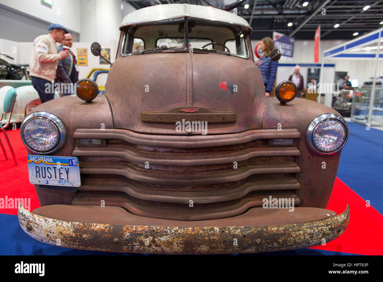 ExCel, London, UK. 23. Februar 2017. Eröffnungstag der 2017 Classic Car Show mit spektakulären Coupés, Limousinen und Rennwagen um die Grand Avenue angezeigt. ein amerikanischer Pickup Truck mit faux korrodiert und rostige Farbe zu beenden. Bildnachweis: Malcolm Park Leitartikel/Alamy Live-Nachrichten. Stockfoto