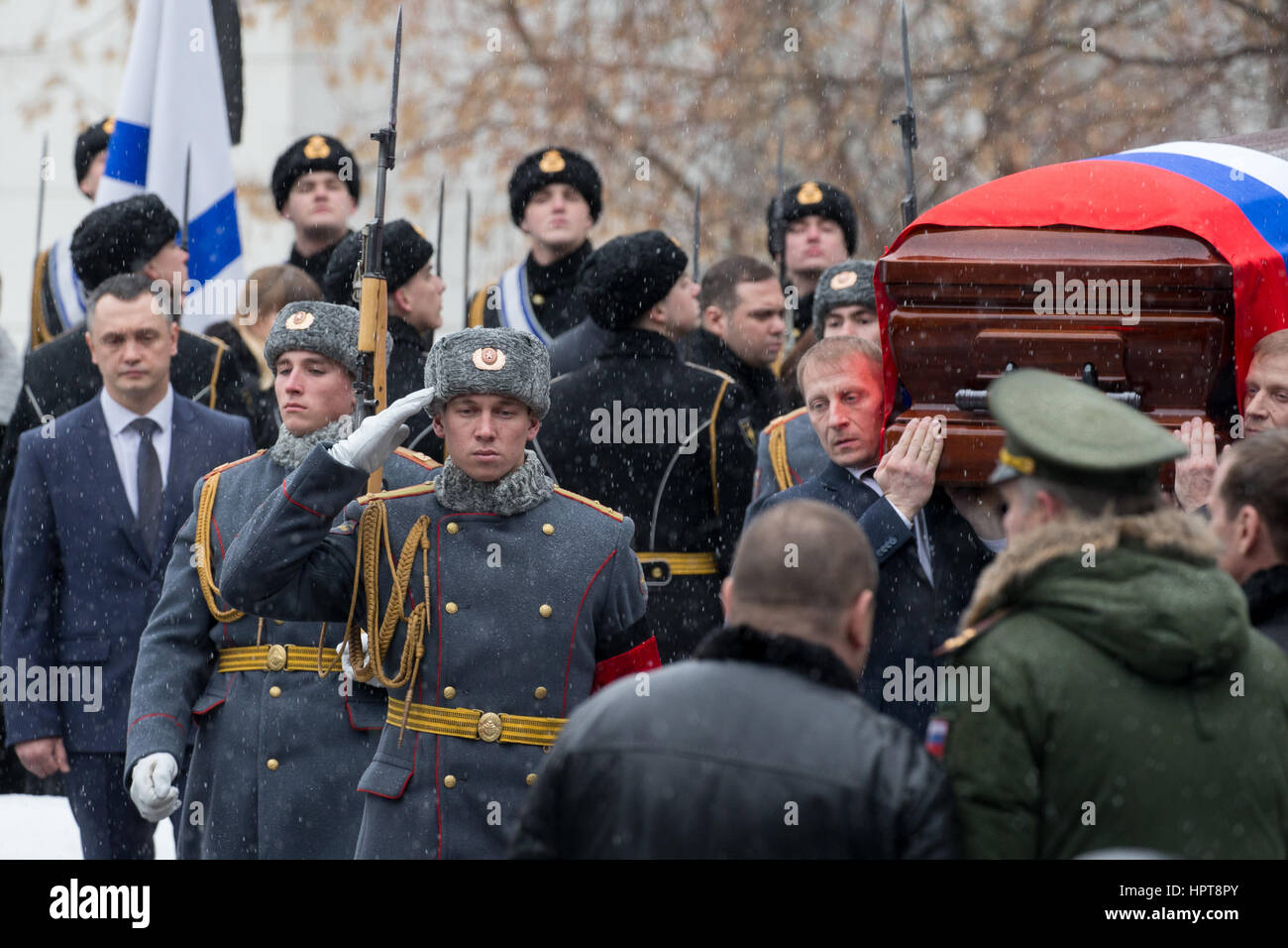 Moskau, Russland. 23. Februar 2017. Menschen tragen einen Sarg mit dem Körper der Russlands ständigen Vertretung bei den Vereinten Nationen Witali Tschurkin, nach einer Abschiedszeremonie auf eine Gedenkhalle des Central Clinical Hospital von der Administration des Präsidenten der Russischen Föderation. Tschurkin starb am 20. Februar 2017, im Alter von 64 Jahren an Herzversagen. Bildnachweis: Victor Vytolskiy/Alamy Live-Nachrichten Stockfoto