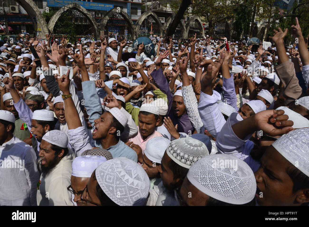 Dhaka, Bangladesch. 24. Februar 2017. Aktivisten der Hefajate Islam Bangladesch Partei nehmen Teil an einer Protestkundgebung nach dem Freitagsgebet in Dhaka, Bangladesch, am 24. Februar 2017.  Hunderte von Anhängern einer kompromisslosen Bangladesch islamistischen Gruppe inszenierte Proteste 24 Februar forderten die Statue einer griechischen Göttin installiert beim Obersten Gerichtshof zerstört oder entfernt werden. Bildnachweis: Mamunur Rashid/Alamy Live-Nachrichten Stockfoto