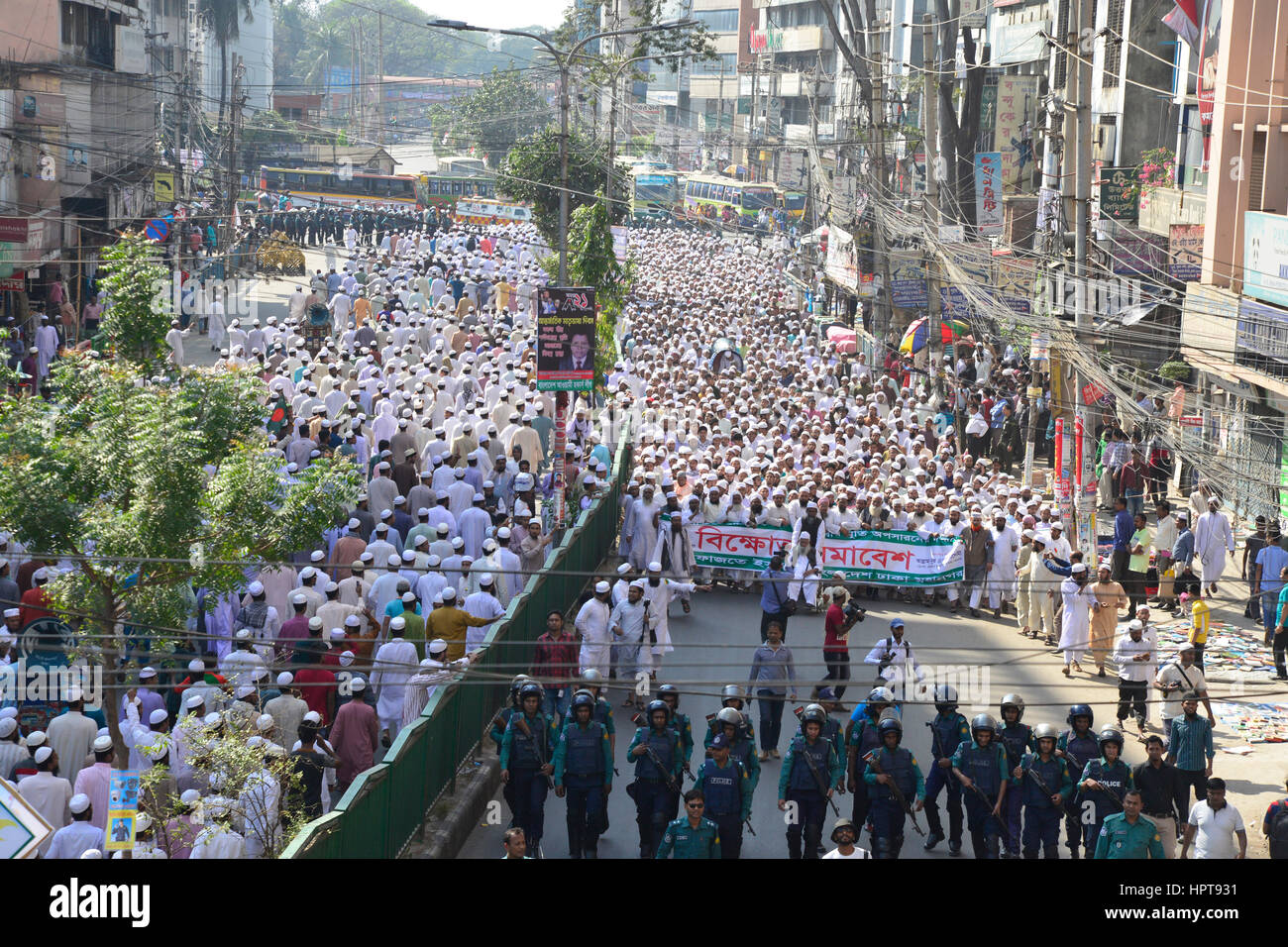 Dhaka, Bangladesch. 24. Februar 2017. Aktivisten der Hefajate Islam Bangladesch Partei nehmen Teil an einer Protestkundgebung nach dem Freitagsgebet in Dhaka, Bangladesch, am 24. Februar 2017.  Hunderte von Anhängern einer kompromisslosen Bangladesch islamistischen Gruppe inszenierte Proteste 24 Februar forderten die Statue einer griechischen Göttin installiert beim Obersten Gerichtshof zerstört oder entfernt werden. Bildnachweis: Mamunur Rashid/Alamy Live-Nachrichten Stockfoto