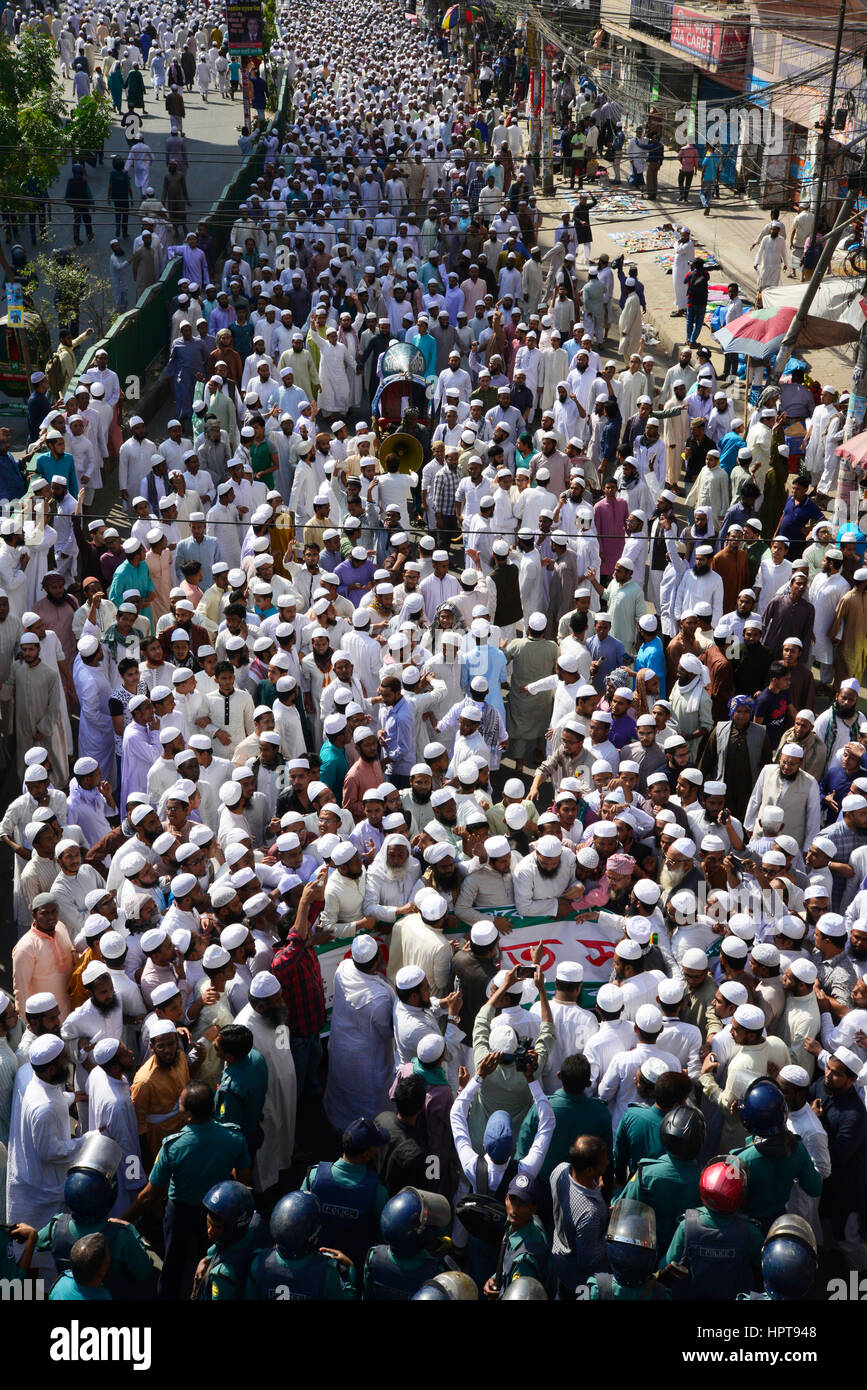 Dhaka, Bangladesch. 24. Februar 2017. Aktivisten der Hefajate Islam Bangladesch Partei nehmen Teil an einer Protestkundgebung nach dem Freitagsgebet in Dhaka, Bangladesch, am 24. Februar 2017.  Hunderte von Anhängern einer kompromisslosen Bangladesch islamistischen Gruppe inszenierte Proteste 24 Februar forderten die Statue einer griechischen Göttin installiert beim Obersten Gerichtshof zerstört oder entfernt werden. Bildnachweis: Mamunur Rashid/Alamy Live-Nachrichten Stockfoto