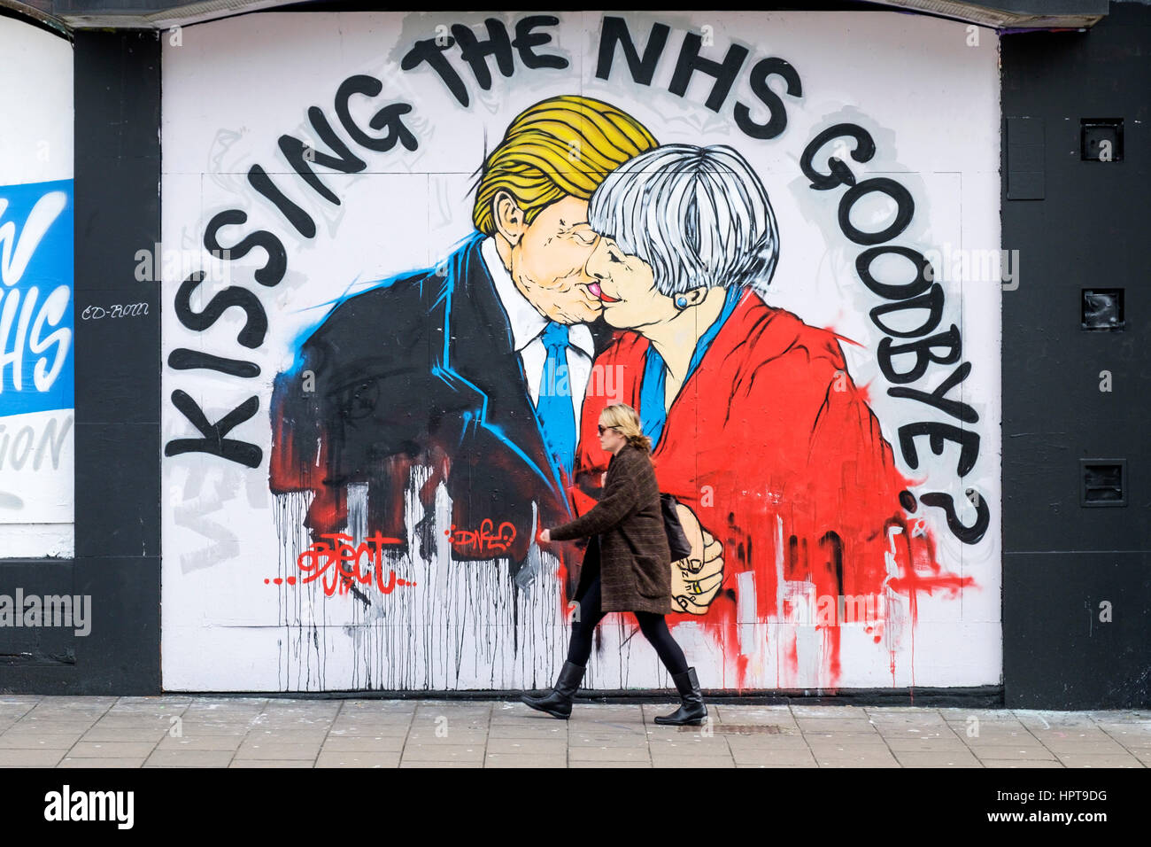 Bristol, UK. 24. Februar 2017. Eine Frau abgebildet ist, ein neues Stück von street Art Warnung über den Tod des NHS vorbeigehen. Das Kunstwerk erschien Teil des Protestes gegen Mittelkürzungen für die NHS "Speichern des NHS" in den letzten Tagen im Bereich Stokes Croft der Stadt. Das Bild zeigt Ministerpräsident Mai und Präsident Trump küssen und warnt davor, dass eine zu enge Beziehung zwischen den beiden Ländern nach Austritt das Ende des NHS ankündigen könnte. Bildnachweis: Lynchpics/Alamy Live-Nachrichten Stockfoto