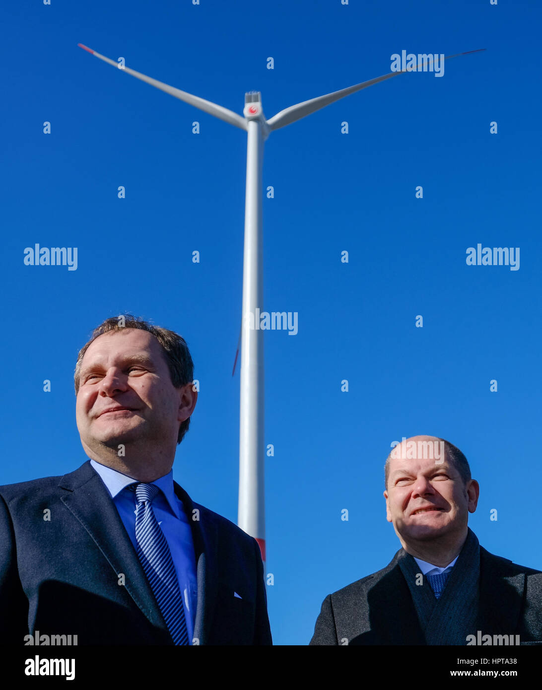 Hamburg, Deutschland. 24. Februar 2017. L-r: Hamburgs Umgebung Senator Jens Kerstan (grüne) mit Hamburgs erster Bürgermeister Olaf Scholz (SPD) an einer neuen Windenergieanlage in Hamburg, Deutschland, 24. Februar 2017. Die Wind-Energie-Türme sind 113 Meter hoch - einen Meter höher als die neue Elbphilharmonie Gebäude der Stadt. Foto: Axel Heimken/Dpa/Alamy Live News Stockfoto