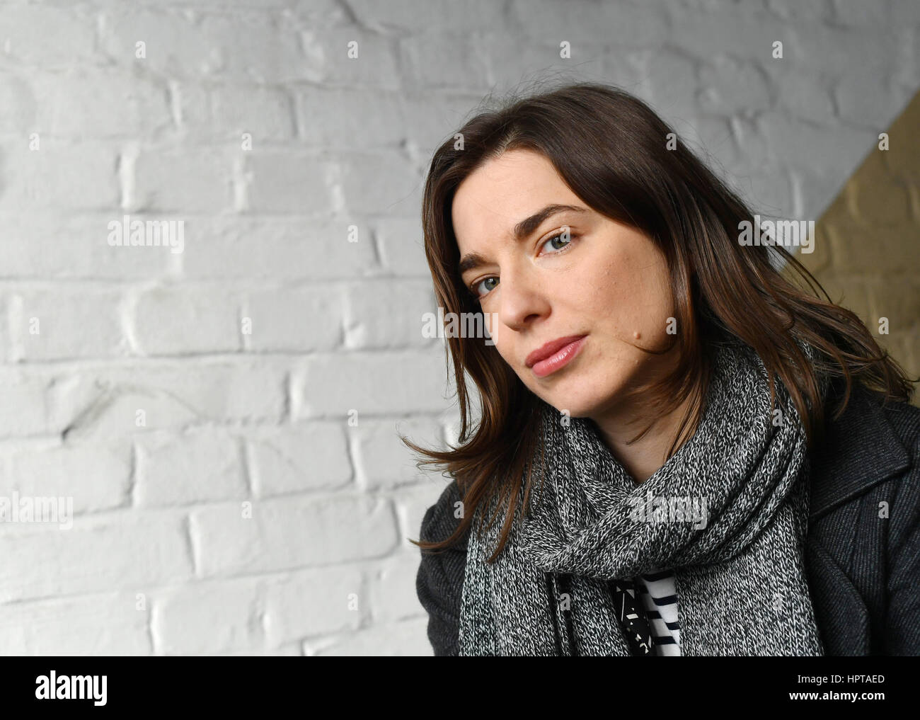 US-amerikanischer Comiczeichner Sarah Glidden mit einer Kopie ihres neuen Buches "Rolling Blackouts: Depeschen aus der Türkei, Syrien und Irak" in Berlin, Deutschland, 24. Februar 2017. Foto: Jens Kalaene/Dpa-Zentralbild/ZB Stockfoto