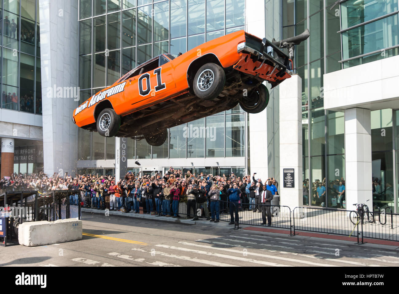 Detroit, USA. 24. Februar 2017. Der General Lee, ein Dodge Charger aus der Dukes of Hazzard TV Automesse, Airborn in einem Stunt-Sprung vor Cobo Center, auf der Detroit Autorama Hot Rod Show. Bildnachweis: Steve Lagreca/Alamy Live-Nachrichten. Stockfoto