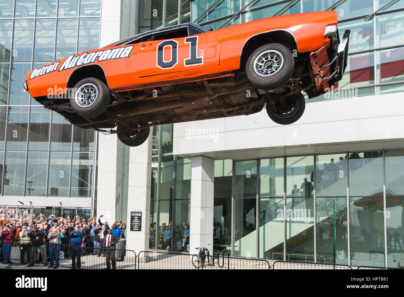 Detroit, USA. 24. Februar 2017. Der General Lee, ein Dodge Charger aus der Dukes of Hazzard TV Automesse, Airborn in einem Stunt-Sprung vor Cobo Center, auf der Detroit Autorama Hot Rod Show. Bildnachweis: Steve Lagreca/Alamy Live-Nachrichten. Stockfoto