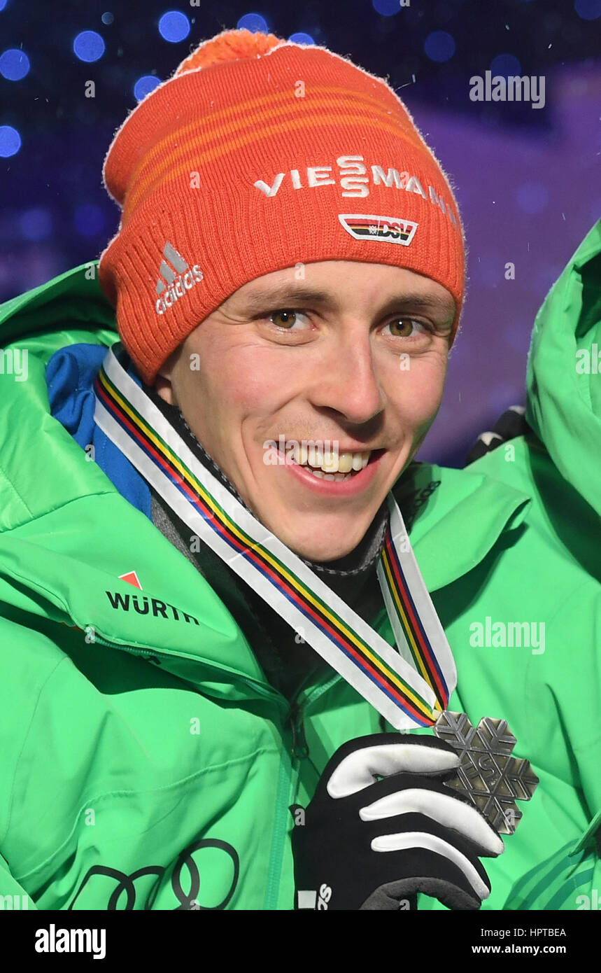 Lahti, Finnland. 24. Februar 2017. Silber Medaille Sieger Eric Frenzel mit seiner Medaille bei den Nordischen Weltmeisterschaften 2017 in Lahti, Finnland, 24. Februar 2017. Foto: Hendrik Schmidt/Dpa-Zentralbild/Dpa/Alamy Live News Stockfoto