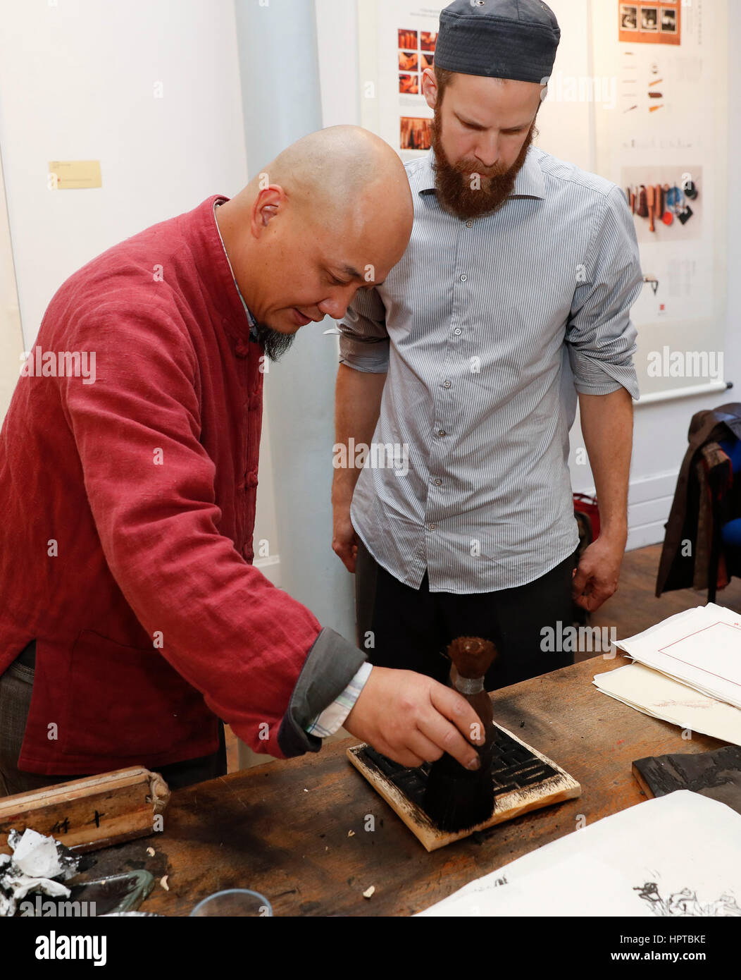 London, Großbritannien. 24. Februar 2017. Wei Lizhong (L), Erbe des chinesischen Holzschnitts Drucktechnik, lehrt einen Kurzplatz auf chinesische Holzschnitt während "Ausstellung: chinesische Holzschnitte von Wei Lizhong" an des Prinzen School of traditionelle Art in London, Großbritannien, am 24. Februar 2017. Eine breite Palette von Drucke von Shizhuzhai Holzschnitt-Studio in der ostchinesischen Zhejiang Provinz ist auf dem Display während der Ausstellung von 16 Februar bis 24. Wei Lizhong lehrte auch einen Kurzplatz auf chinesische Holzschnitt in der Schule. Bildnachweis: Han Yan/Xinhua/Alamy Live-Nachrichten Stockfoto