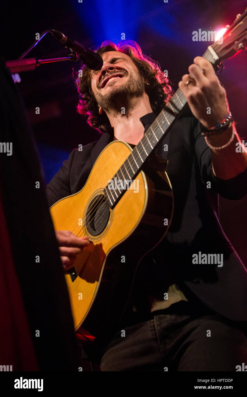 Mailand, Italien. 24. Februar 2017. Der englische Singer-Songwriter JACK SAVORETTI führt live auf der Bühne Fabrique während der "Schlafen Nein mehr Tour" Kredit: Rodolfo weitertransferiert/Alamy Live News Stockfoto