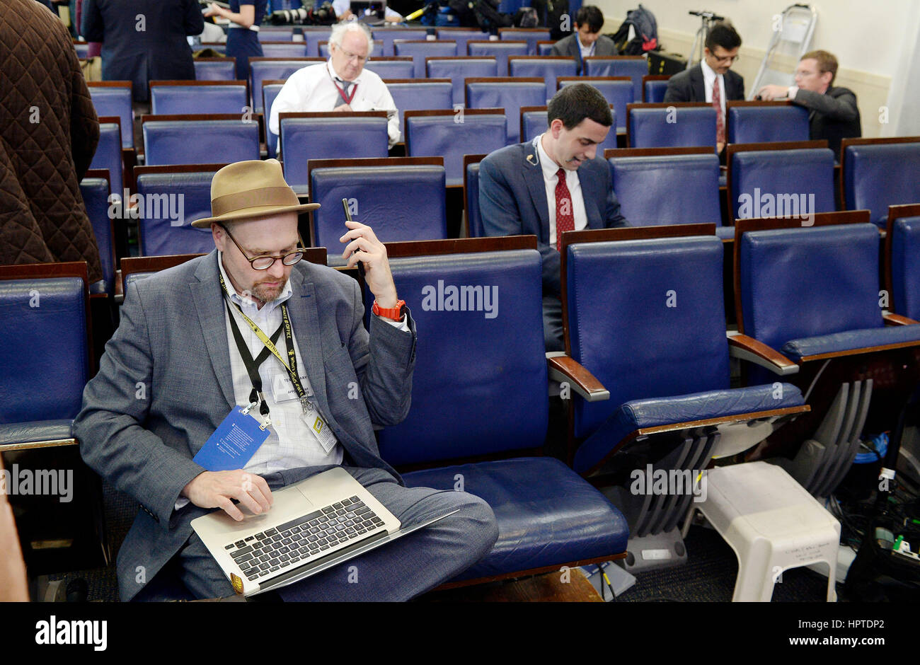 Washington DC, USA. 24. Februar 2017. Reporter einschließlich Glenn Thrush, weiße Haus politischer Chefkorrespondent für die New York Times, überlassen, sitzen in James S. Brady Press Briefing Room des weißen Hauses nach Ausschluss aus der Sitzung vom 24. Februar 2017 in Washington, DC. CNN, die New York Times und andere Neuigkeiten, die Organisationen, Freitag aus einer weißen Haus blockiert wurden Pressekonferenz. Bildnachweis: Olivier Douliery/Pool über CNP MediaPunch Credit: MediaPunch Inc/Alamy Live-Nachrichten Stockfoto