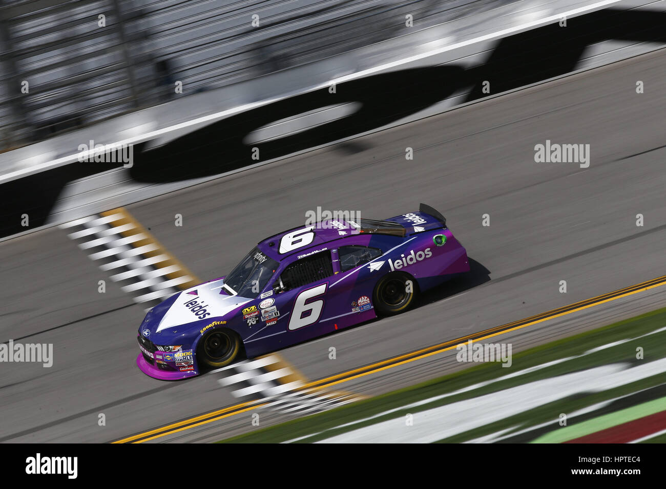 Daytona Beach, Florida, USA. 24. Februar 2017. 24. Februar 2017 - Daytona Beach, Florida, USA: Darrell Wallace Jr. (6) Köpfe Festlegung der vorderen Strecke während des Trainings für die PowerShares QQQ 300 auf dem Daytona International Speedway in Daytona Beach, Florida. Bildnachweis: Justin R. Noe Asp Inc/ASP/ZUMA Draht/Alamy Live-Nachrichten Stockfoto