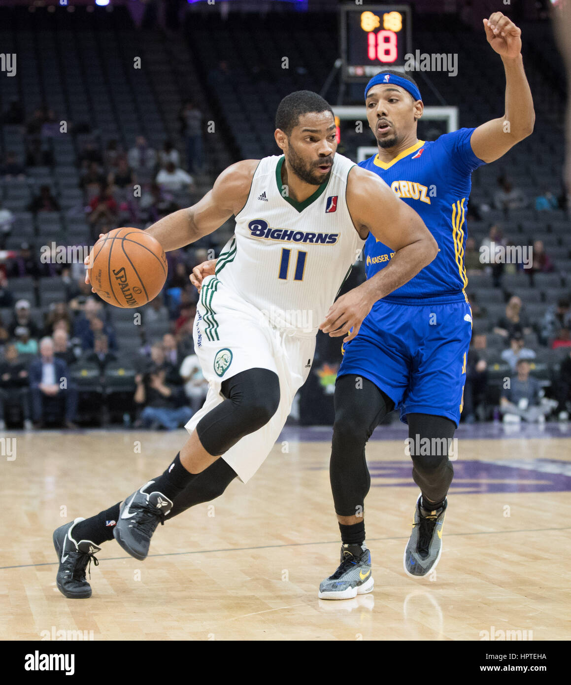 Sacramento, Kalifornien, USA. 24. Februar 2017. Reno Bighorn Guard GARY NEAL (11) Laufwerke gegen Santa Cruz Krieger Guard PHIL PRESSEY (26) während der NBA D-League Basketball-Spiel zwischen der Reno Dickhornschafe und die Santa Cruz-Krieger auf den goldenen 1 Center, Sacramento, California Kredit: Jeff Mulvihill/ZUMA Draht/Alamy Live News Stockfoto