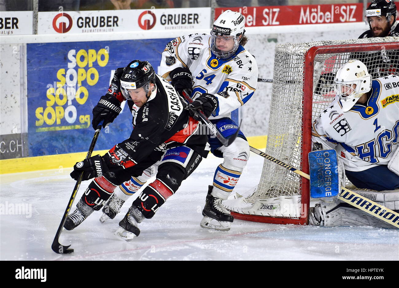 Visp, Schweiz. 24. Februar 2017. Visp, 24.02.2017, Swiss Ice Hockey im Viertelfinale des LNB Play-offs, EHC Visp - HC La Chaux-de-Fonds, Tomas Dolana (97 EHC Visp) Duell mit Daniel Eigenmann (64 HCC) unter den Augen von Tim Wolf (1 HCC) Foto: Cronos/Frederic Dubuis Credit: Cronos Foto/Alamy Live News Stockfoto