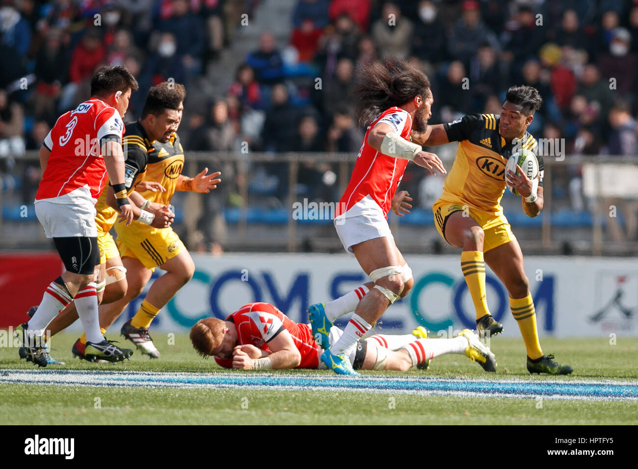 Julian Savea (R) der Hurricanes in Aktion für HITO-Kommunikation Sunwolves Vs Hurricanes in der Super Rugby 2017 Runde 1 Spiel bei Prinz Chichibu Memorial Stadium am 25. Februar 2017 in Tokio, Japan. Die Hurricanes gewann das Match. Bildnachweis: Rodrigo Reyes Marin/AFLO/Alamy Live-Nachrichten Stockfoto