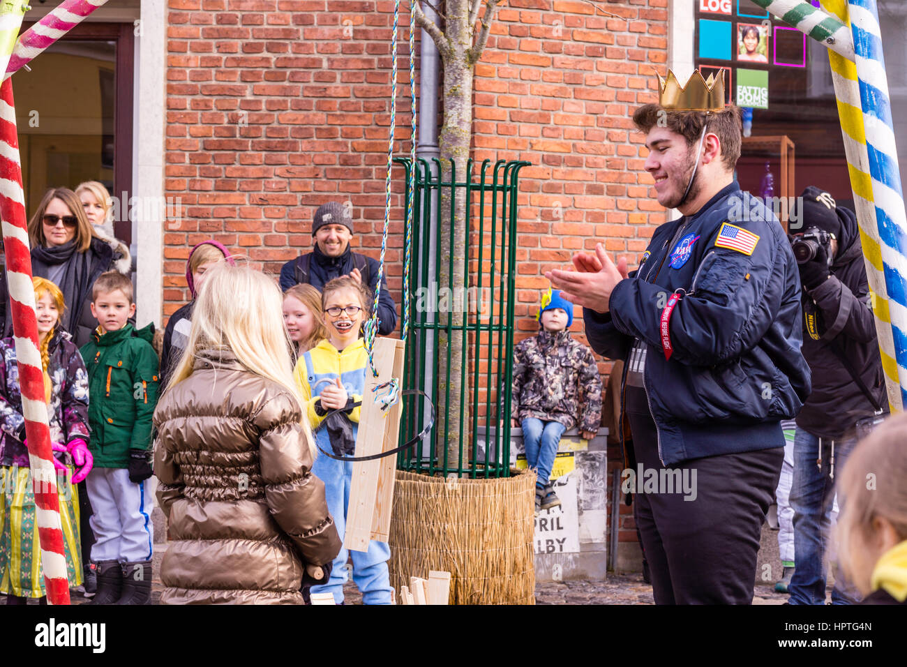 Frederikssund, Dänemark. 25. Februar 2017. Drücken Sie die Katze aus dem Lauf. Ein dänischer Brauch im Fasching. Frederikssund, Dänemark - 25. Februar 2017 Credit: Stig Alenäs/Alamy Live-Nachrichten Stockfoto