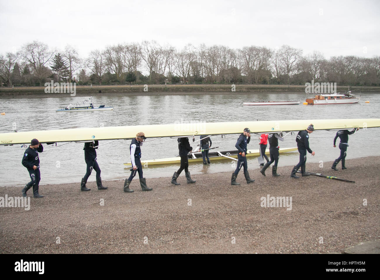 Putney, London, UK. 25. Februar 2017. Team-Mitglieder der Oxford University Varsity zu ergreifen, um das Wasser zu üben für die bevorstehende Universitätsregatta gegen Cambridge in Putney Credit: Amer Ghazzal/Alamy Live-Nachrichten Stockfoto