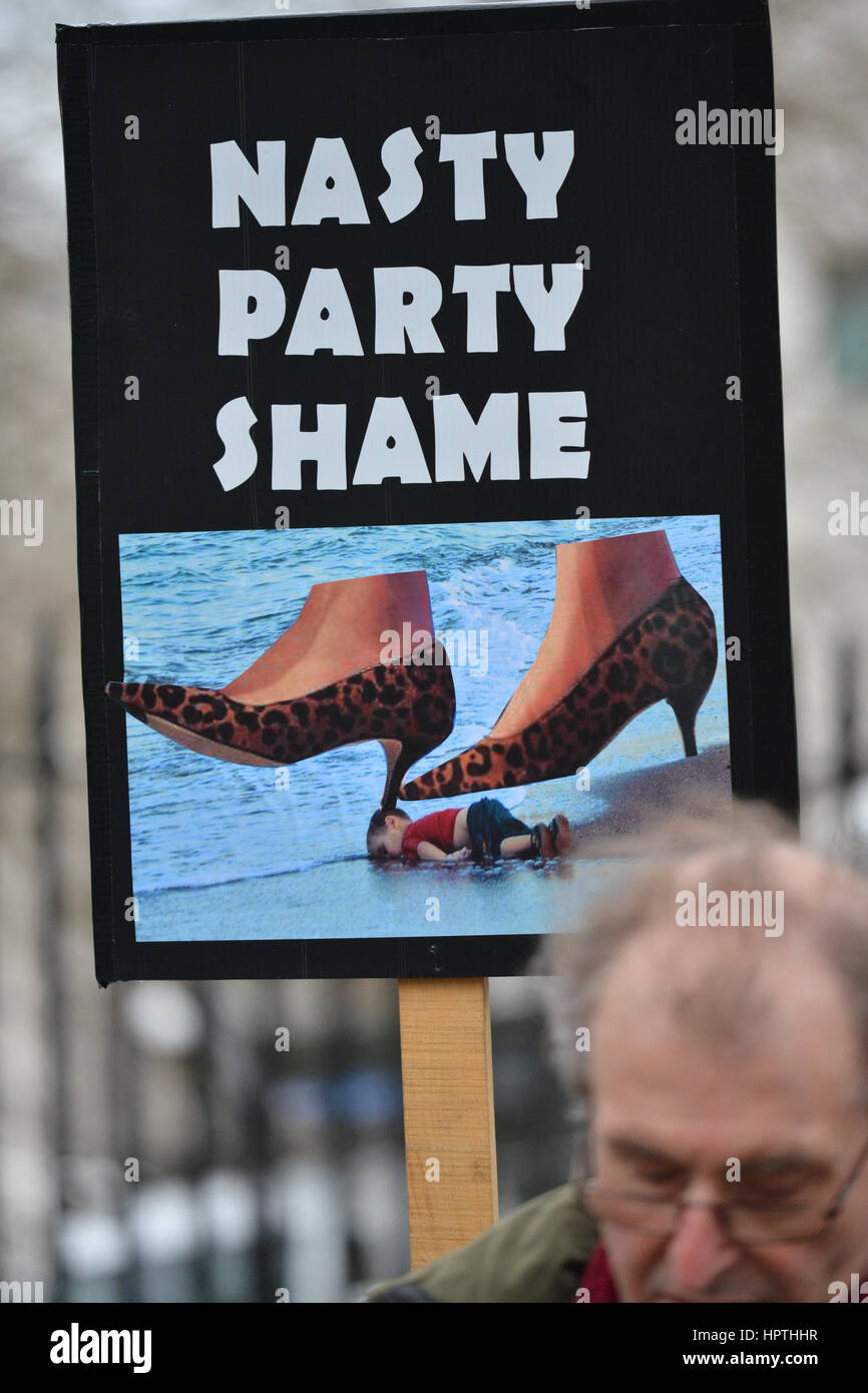 Whitehall, London, UK. 25. Februar 2017. Gegenüberliegenden Downing Street zur Änderung Dubs zu protestieren. Bildnachweis: Matthew Chattle/Alamy Live-Nachrichten Stockfoto