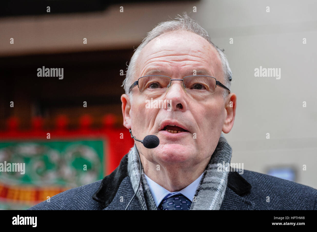 Belfast, Nordirland. 25 Feb 2017 - Kostenlose presbyterianischer Prediger, Reverend David McIlveen, führt die Trauerfeier für zwei Ulster Defence Regiment Soldaten, Frederick Starrett und James Cummings, von einer IRA-Bombe 24.02.1988, getötet Stockfoto