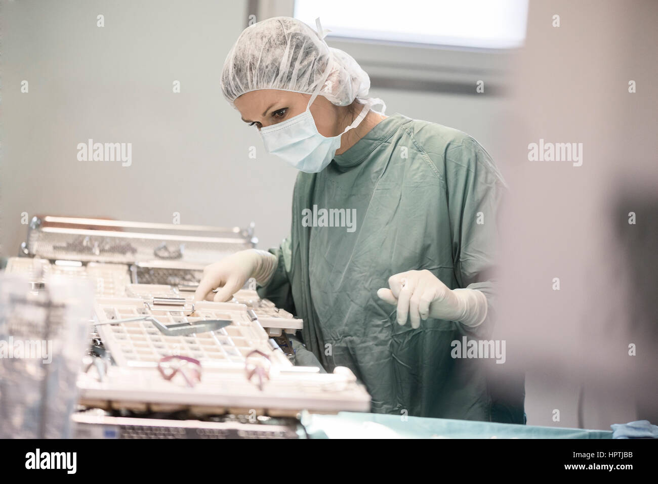 OP-Krankenschwester, die auf der Suche nach einem instrument Stockfoto