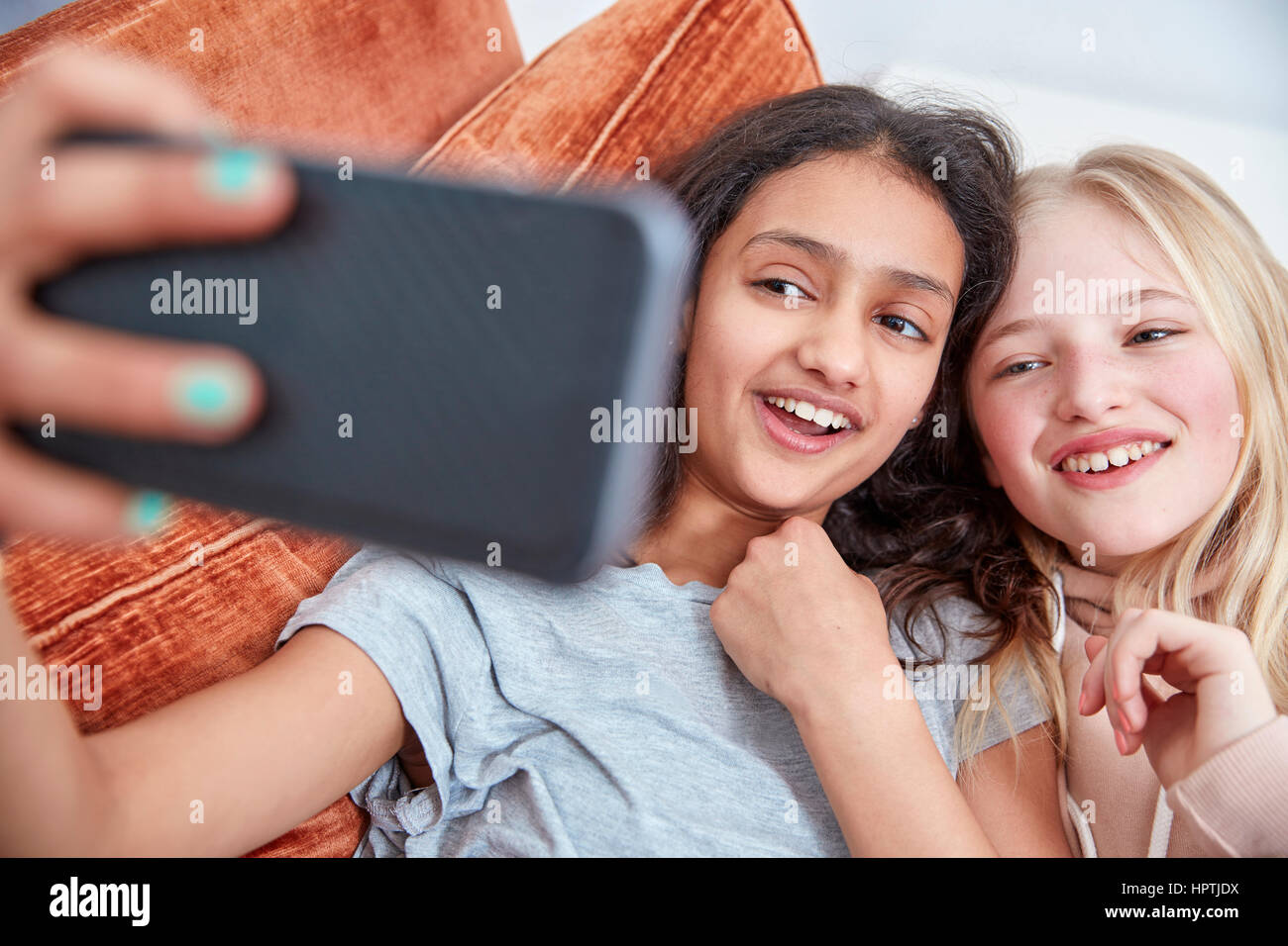 Zwei glückliche Mädchen Blick auf smartphone Stockfoto