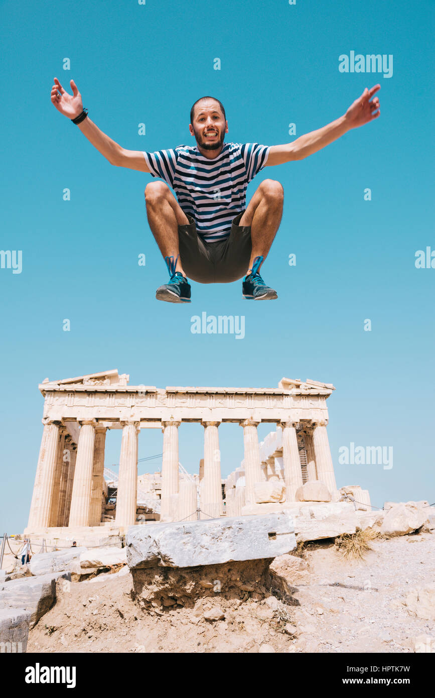 Griechenland, Athen, Mann springt mitten in der Luft am Parthenon-Tempel auf der Akropolis Stockfoto