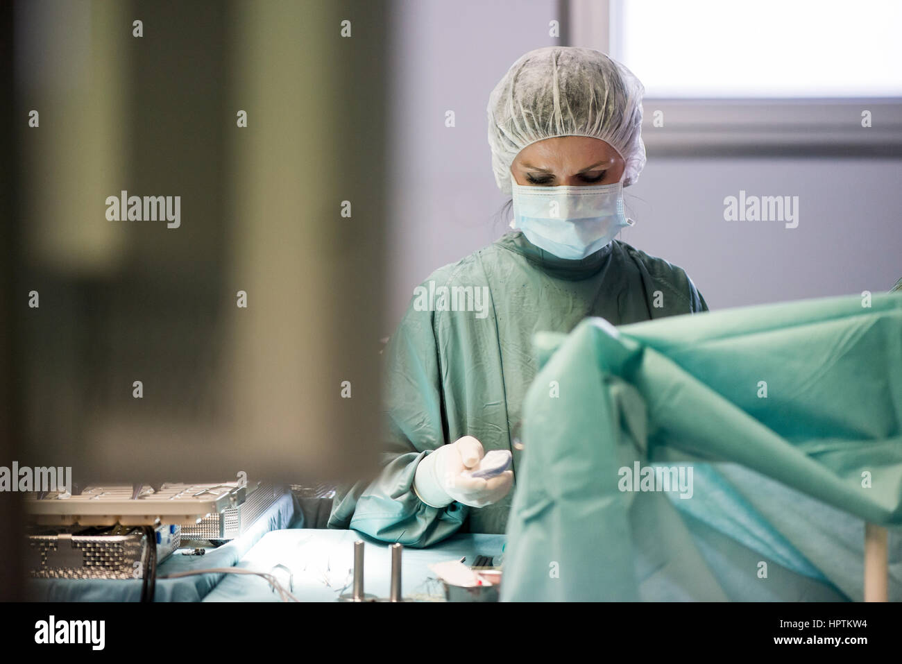 OP-Krankenschwester, die auf der Suche nach unten Stockfoto